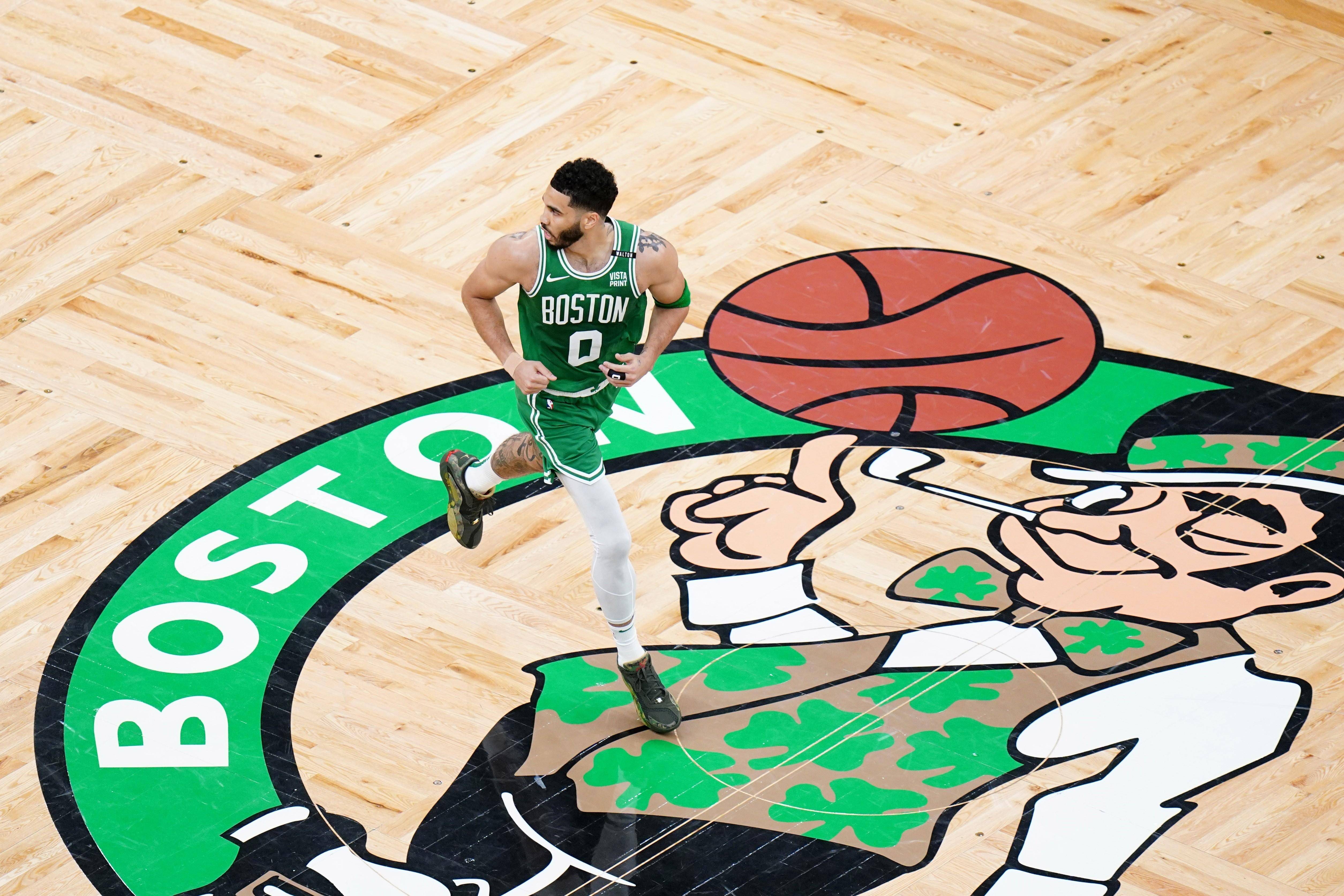 塔图姆在塞尔维亚队比赛中领先优势明显，出色防守引发热议！