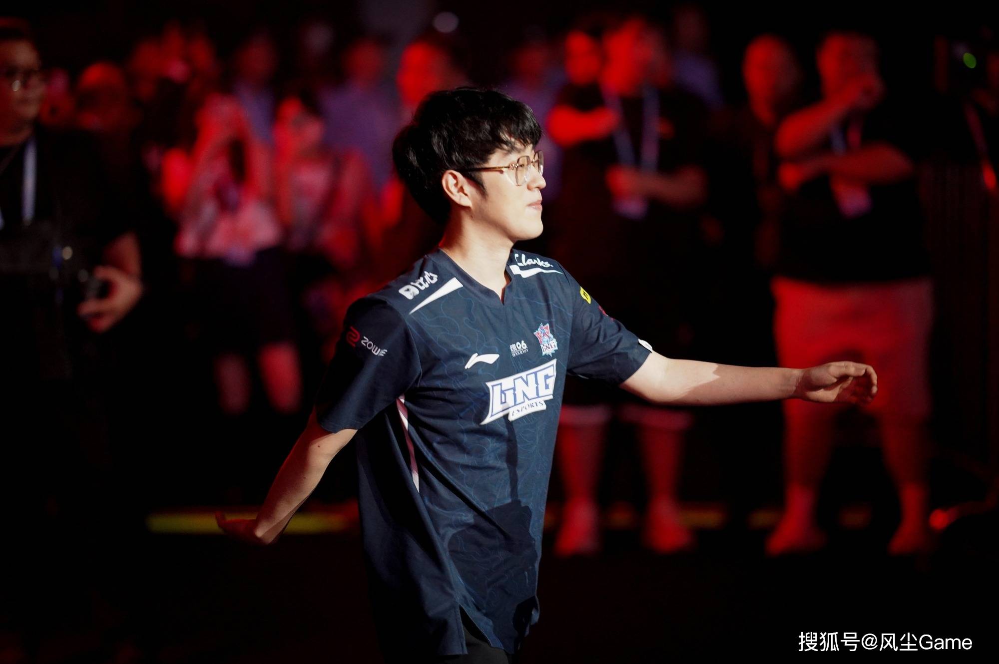 爱游戏直播-Scout在巴塞罗那比赛中战术调整,锐不可当引发热议!-爱游戏直播