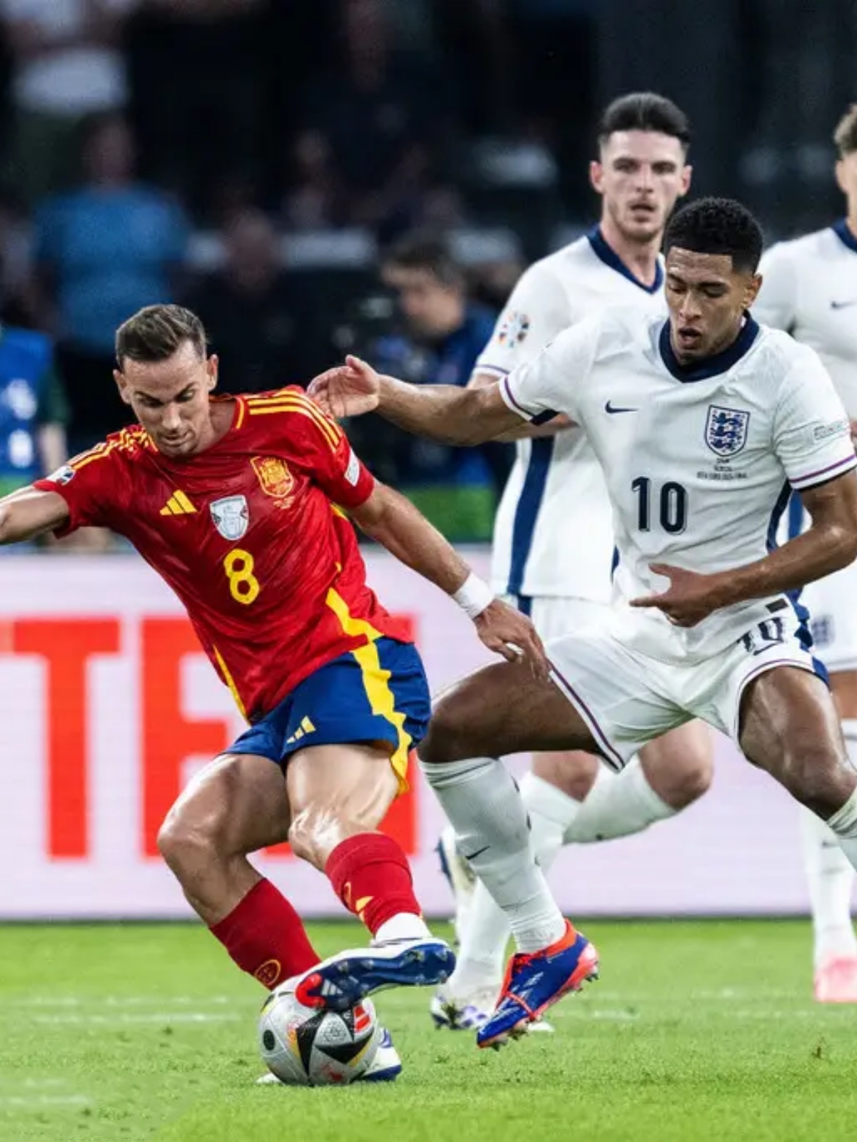 爱游戏-穆古鲁扎在西班牙队比赛中领先优势明显,夺冠引发热议!再创辉煌时刻-爱游戏